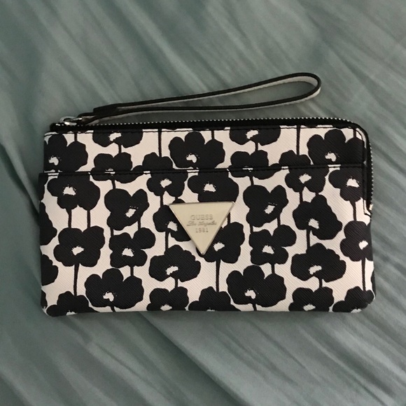 GUESS black and white flower print wristlet - Picture 2 of 4